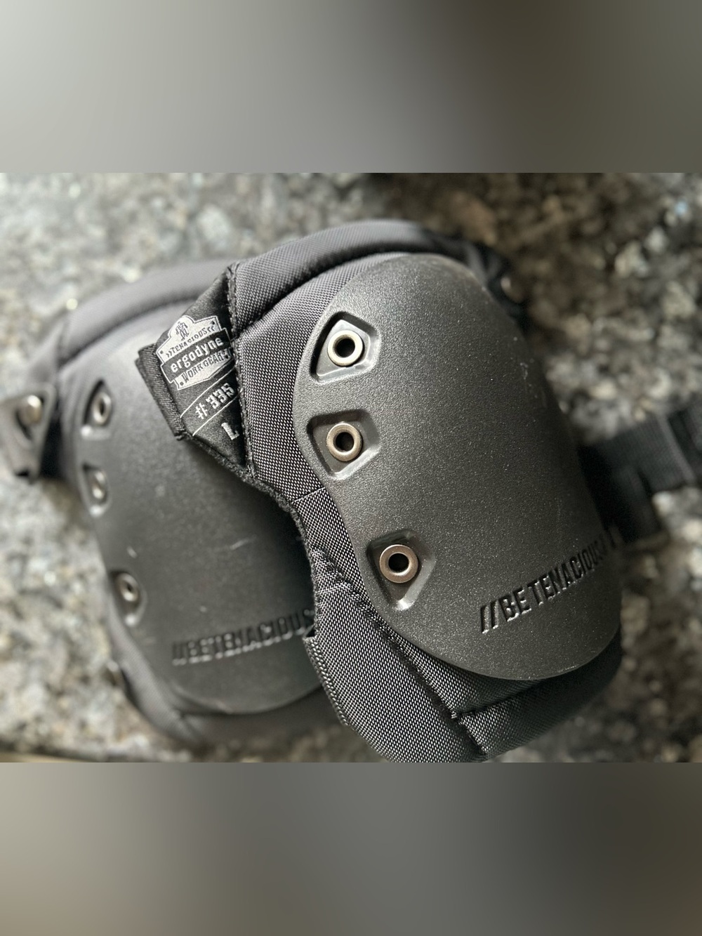 NWOT Ergodyne ProFlex 335 Slip Resistant Rubber Cap Knee Pads Black One Size